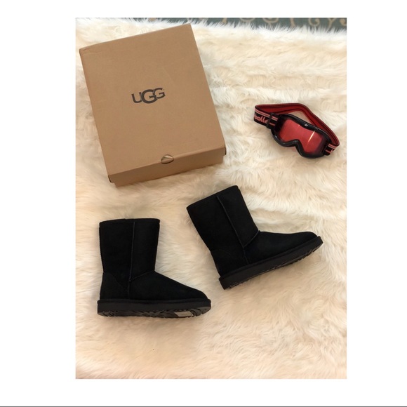 UGG Shoes - UGG Classic Short II Black. NWT. Size 6